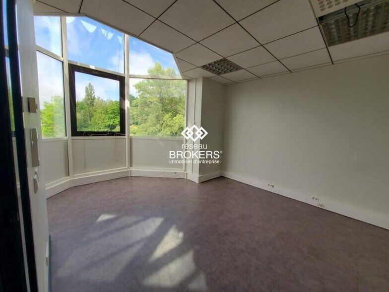 Office in Annecy for lease - Building Photo - Image 3 of 14