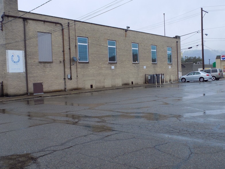 121 Jefferson Ave, Moundsville, WV à vendre - Photo du bâtiment - Image 2 de 19