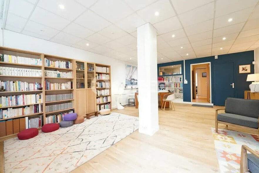 Office in Lyon for lease - Building Photo - Image 2 of 7