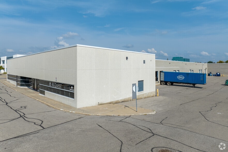 121 Granton Dr, Richmond Hill, ON for lease - Building Photo - Image 2 of 3