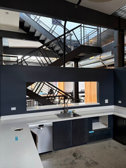 248 Main St, Venice, CA à louer - Photo du bâtiment - Image 2 de 12