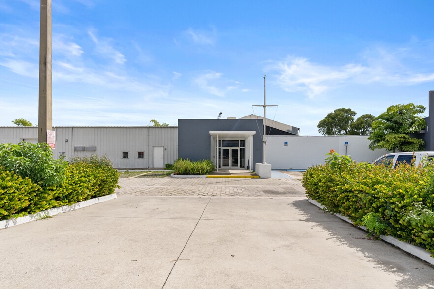 3075 NW South River Dr, Miami, FL for lease - Building Photo - Image 2 of 50