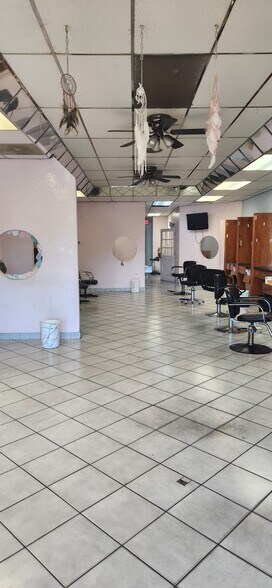 14919-15013 E Nine Mile Rd, Eastpointe, MI à louer - Photo intérieure - Image 3 de 10