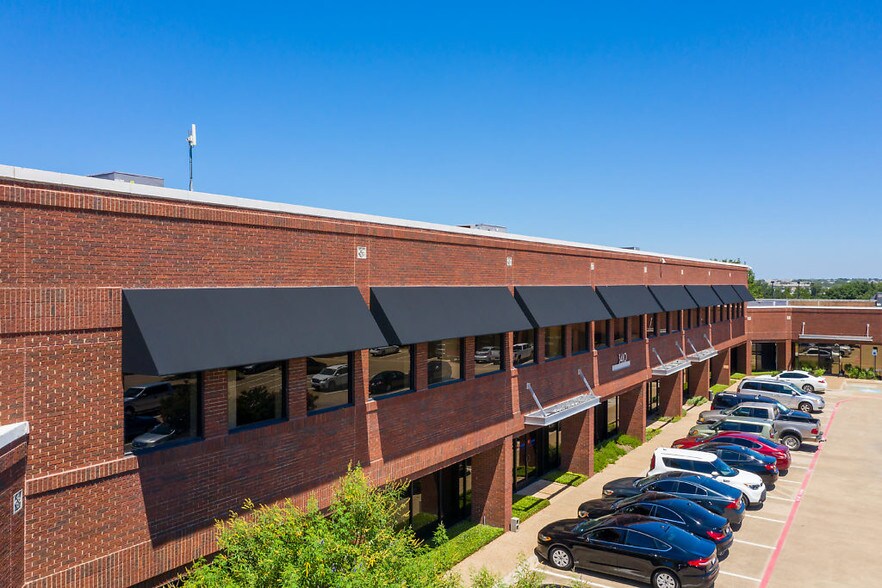 3410 Midcourt Rd, Carrollton, TX à louer - Photo du bâtiment - Image 3 de 13