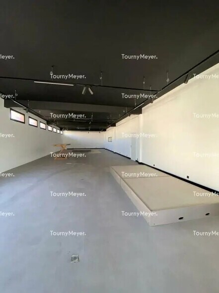 Flex in Mauguio for lease - Interior Photo - Image 2 of 8
