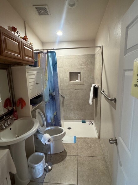 3728 Linda Vista Dr, San Marcos, CA à vendre - Photo du bâtiment - Image 3 de 3