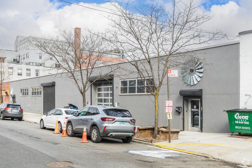 300 Kingsland Ave, Brooklyn, NY for lease - Primary Photo - Image 1 of 10