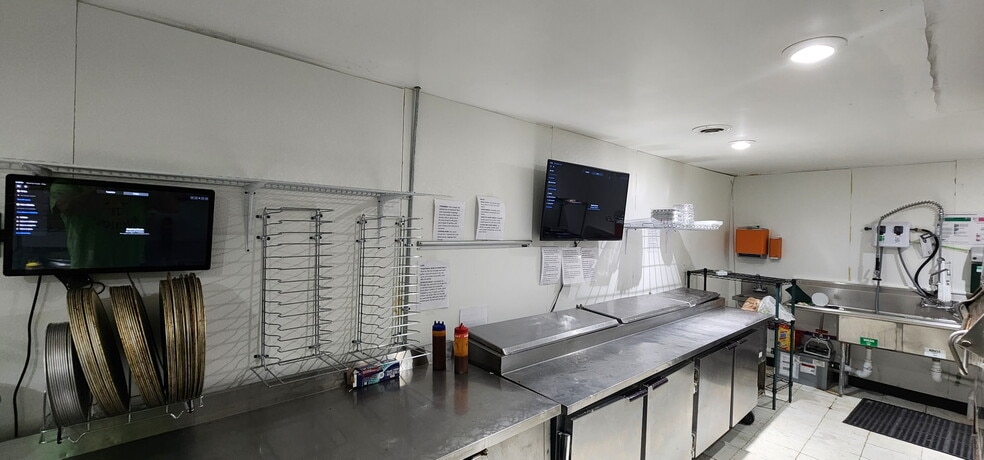 8010 Dixie Hwy, Birch Run, MI for sale - Building Photo - Image 2 of 5