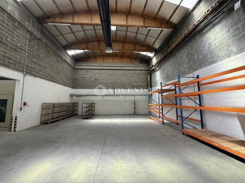 Flex in Chassieu for lease Building Photo- Image 1 of 7