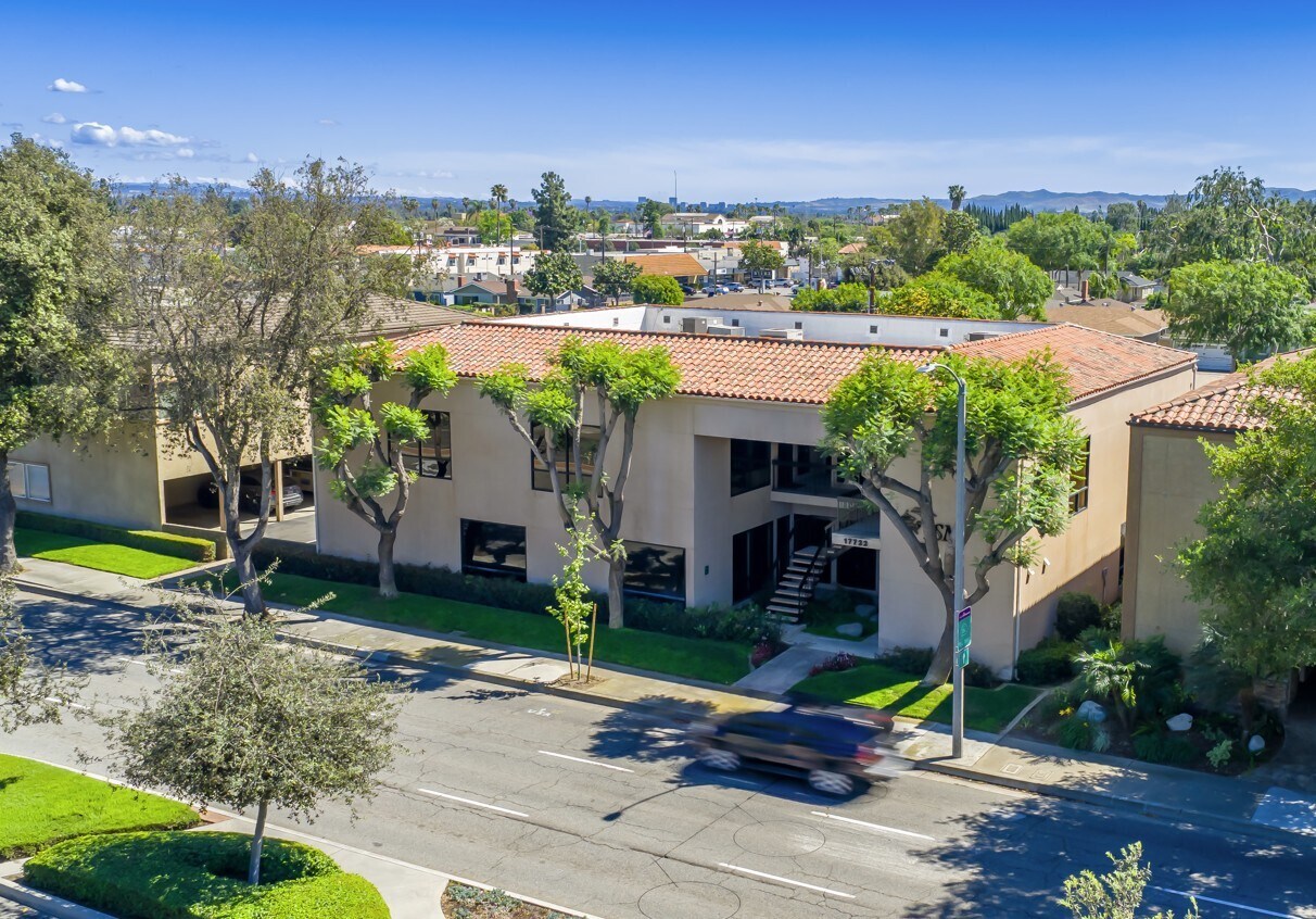 17722 Irvine Blvd, Tustin, CA à vendre Photo du bâtiment- Image 1 de 6