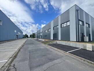 Plus de détails pour 12 Rue André Ampére, Saint-Ouen-l'Aumône - Local d'activités à louer