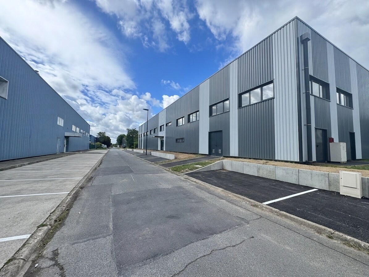 12 Rue André Ampére, Saint-Ouen-l'Aumône for lease Building Photo- Image 1 of 2