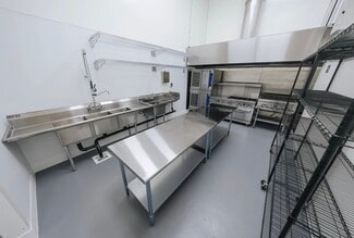 Plus de détails pour 17290 Newhope St, Santa Ana, CA - Bureau/Commerce de détail à louer