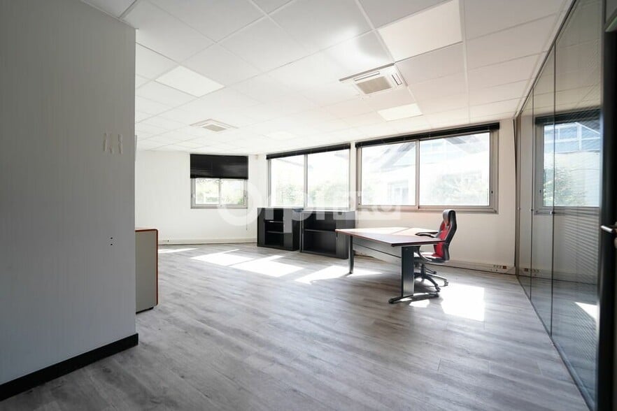 Office in Saint-Maurice-de-Beynost for lease - Interior Photo - Image 1 of 12