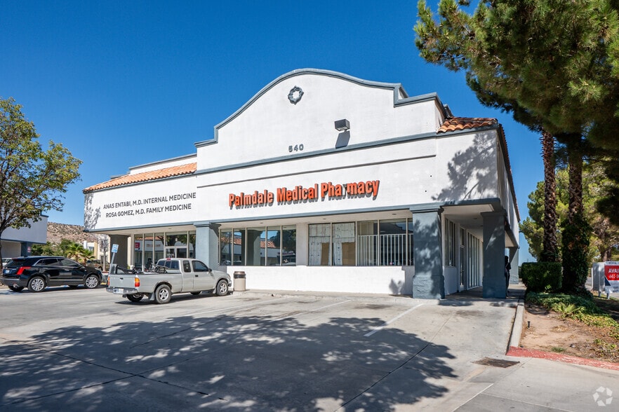 520-540 W Palmdale Blvd, Palmdale, CA à louer - Photo du bâtiment - Image 2 de 7