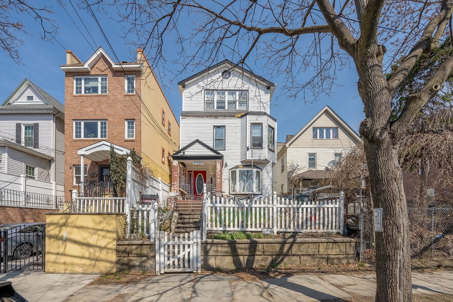 1129 30th Rd, Astoria, NY for sale - Building Photo - Image 2 of 9