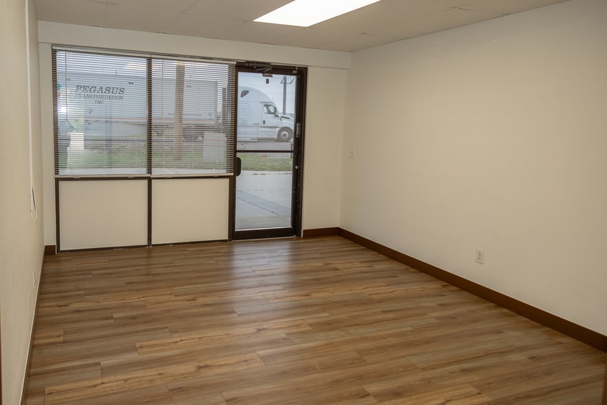 13730 E Smith Rd, Aurora, CO for lease - Interior Photo - Image 3 of 8