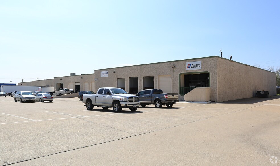 10501-10537 King William Dr, Dallas, TX à louer - Photo du bâtiment - Image 3 de 4