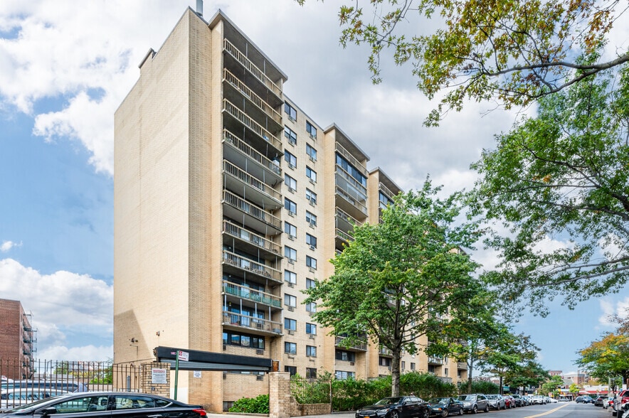 8708 Justice Ave, Elmhurst, NY à vendre - Photo du bâtiment - Image 2 de 44