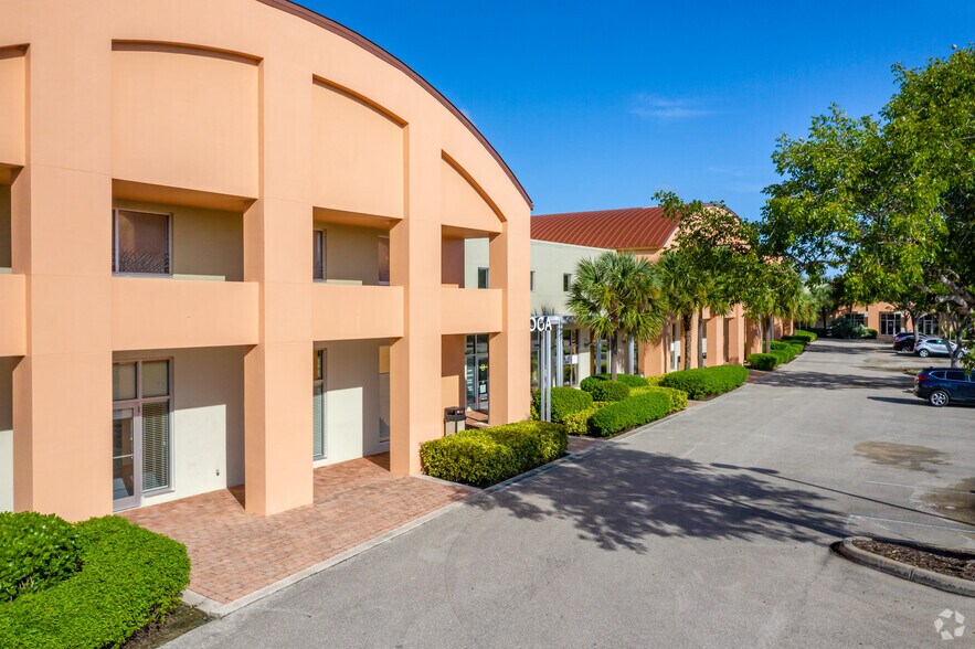 1901 Brantley Rd, Fort Myers, FL à louer - Photo du bâtiment - Image 3 de 16