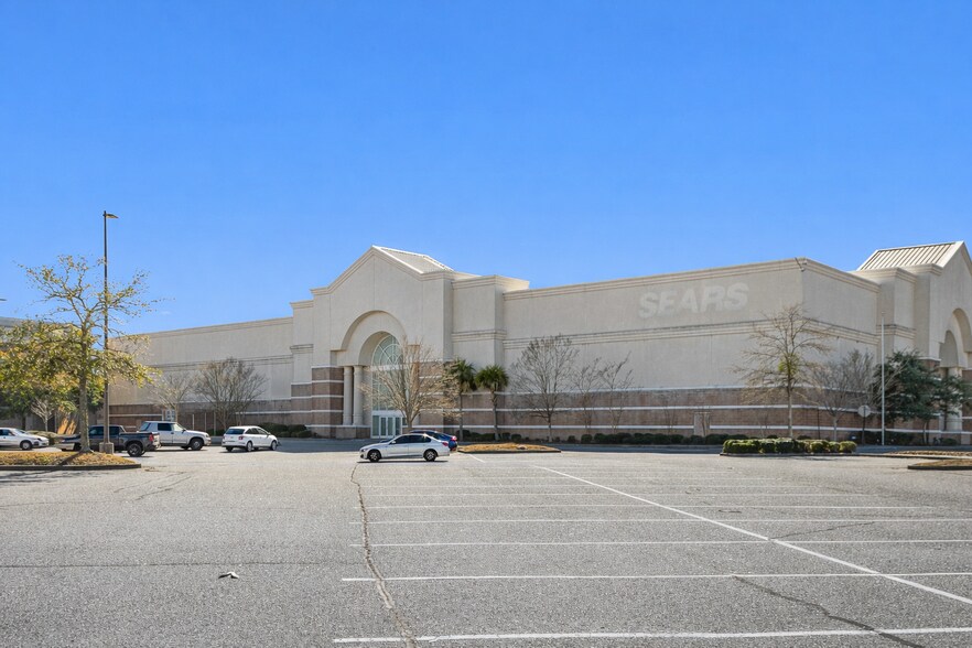 1200 Coastal Grand Cir, Myrtle Beach, SC for sale - Building Photo - Image 2 of 5