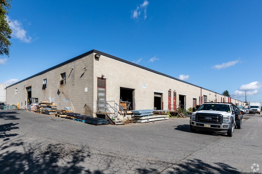 2364 Haines Rd, Mississauga, ON à louer - Photo du bâtiment - Image 3 de 3