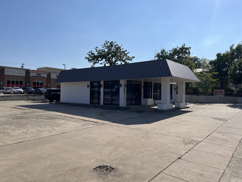 1507 W Oak St, Denton, TX for lease - Building Photo - Image 2 of 6