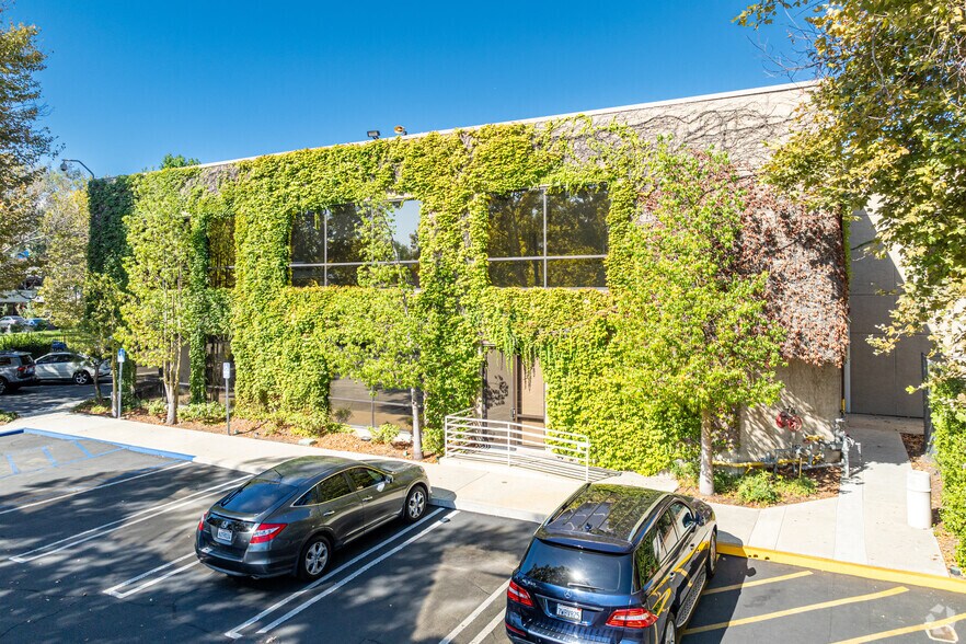 21255 Califa St, Woodland Hills, CA for sale - Primary Photo - Image 1 of 5