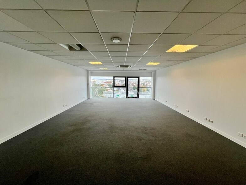 Office in Bezons for lease - Interior Photo - Image 2 of 11