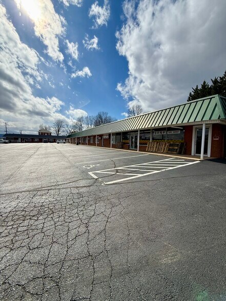 3100-3120 Peters Creek Rd, Roanoke, VA à louer - Photo du bâtiment - Image 2 de 3
