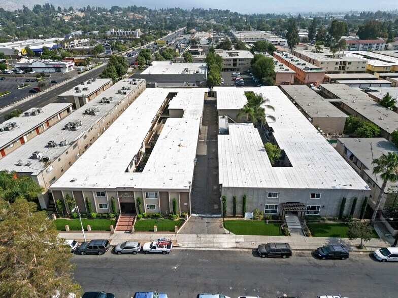 69 Units | Canoga Park CA portefeuille de 2 propriétés à vendre sur LoopNet.ca - Photo principale - Image 1 de 9