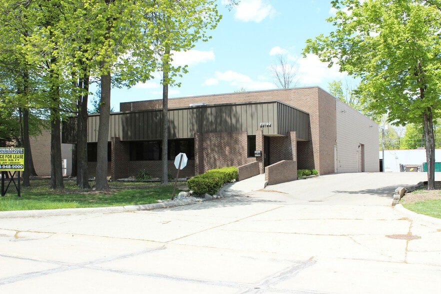 23192 Commerce Dr, Farmington Hills, MI for lease - Building Photo - Image 1 of 2