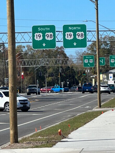 687 NE 5th St, Crystal River, FL à vendre - Photo du bâtiment - Image 3 de 30