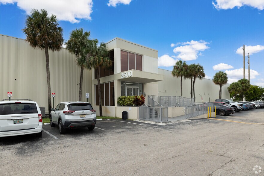 2500 NW 79th Ave, Doral, FL à louer - Photo du bâtiment - Image 3 de 16