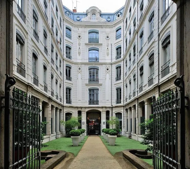 Office in Lyon for lease - Building Photo - Image 2 of 8