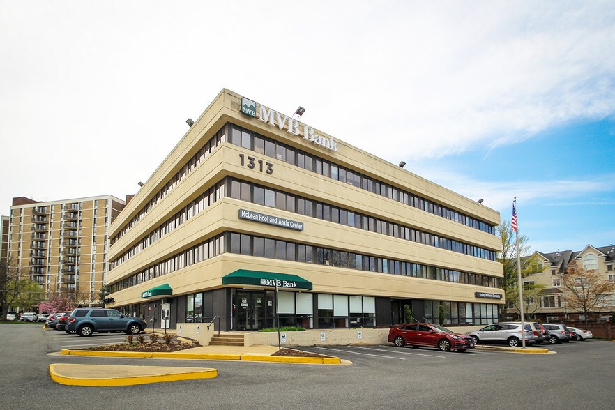 1313 Dolley Madison Blvd, McLean, VA à louer - Photo du bâtiment - Image 1 de 12