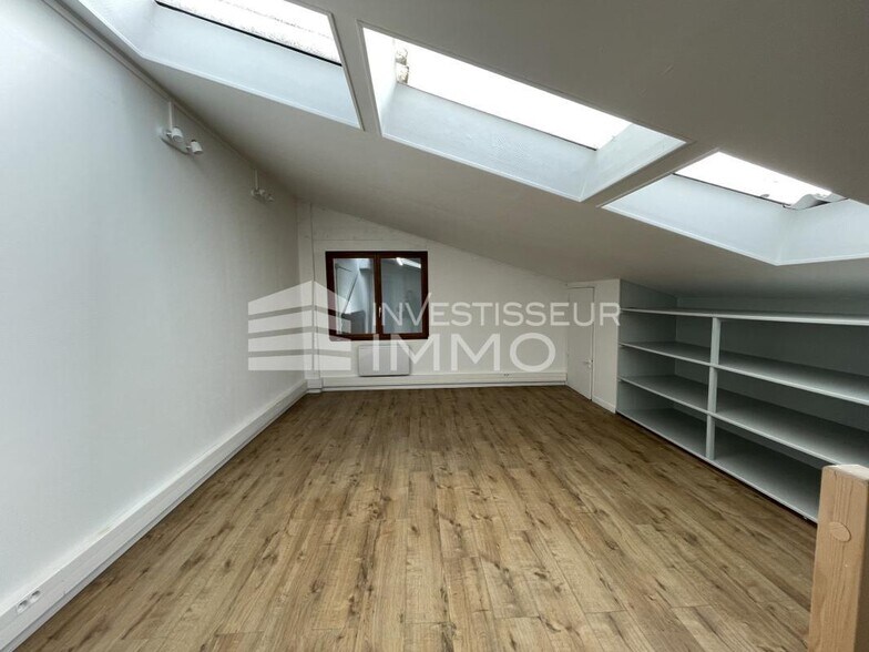 Flex in Sainte-Geneviève-des-Bois for lease - Interior Photo - Image 2 of 7
