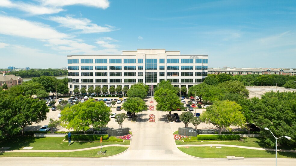 11511 Luna Rd, Dallas, TX à louer - Photo du bâtiment - Image 3 de 14