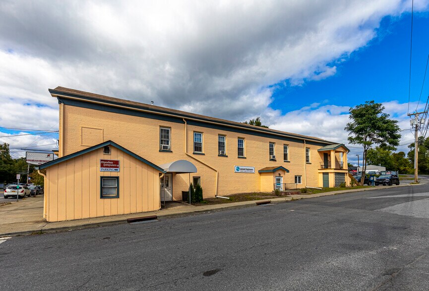 141 Ulster Ave, Saugerties, NY à vendre - Photo du bâtiment - Image 2 de 81