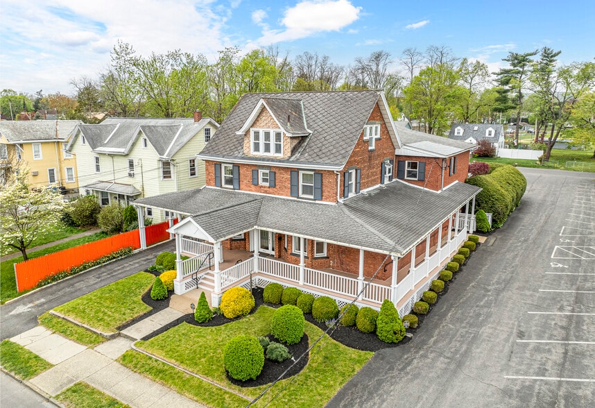 411 Albany Ave, Kingston, NY à vendre - Photo du bâtiment - Image 3 de 65