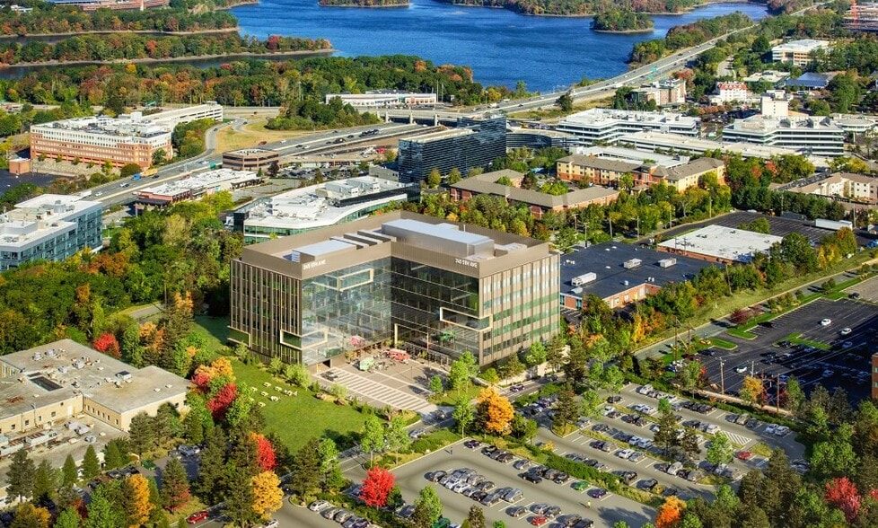 245 5th Ave, Waltham, MA à louer - Photo du bâtiment - Image 2 de 6