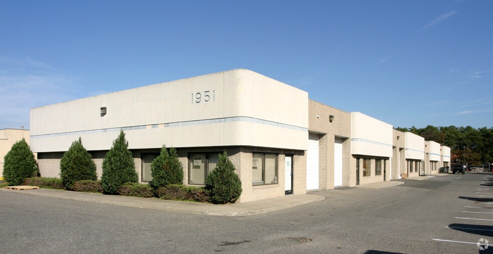1951 Ocean Ave, Ronkonkoma, NY à louer - Photo du bâtiment - Image 2 de 6