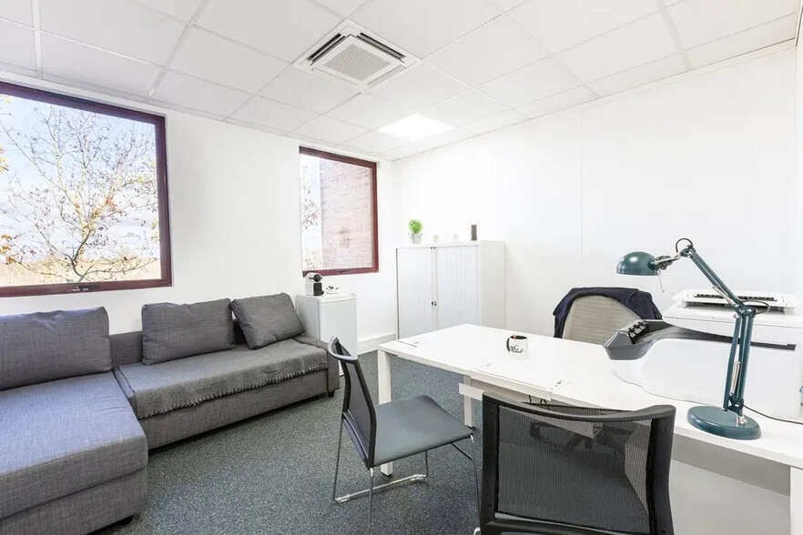 99 Rue Pereire, Saint-Germain-en-Laye for lease - Interior Photo - Image 1 of 7