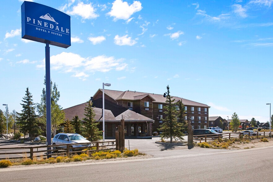 1424 W Pine St, Pinedale, WY à vendre - Photo du bâtiment - Image 2 de 59