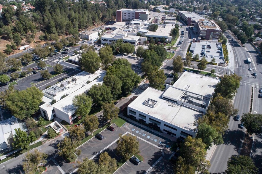 23861 McBean Pky, Valencia, CA for lease - Building Photo - Image 3 of 4