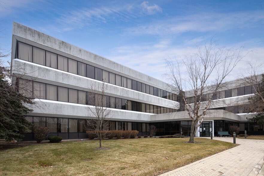 150 E Dartmoor Dr, Crystal Lake, IL for lease - Building Photo - Image 1 of 30