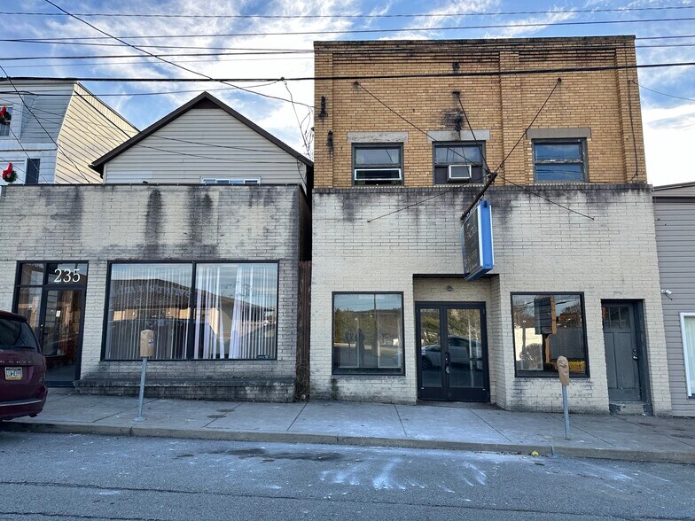 235 Longfellow St, Vandergrift, PA for sale - Building Photo - Image 2 of 20