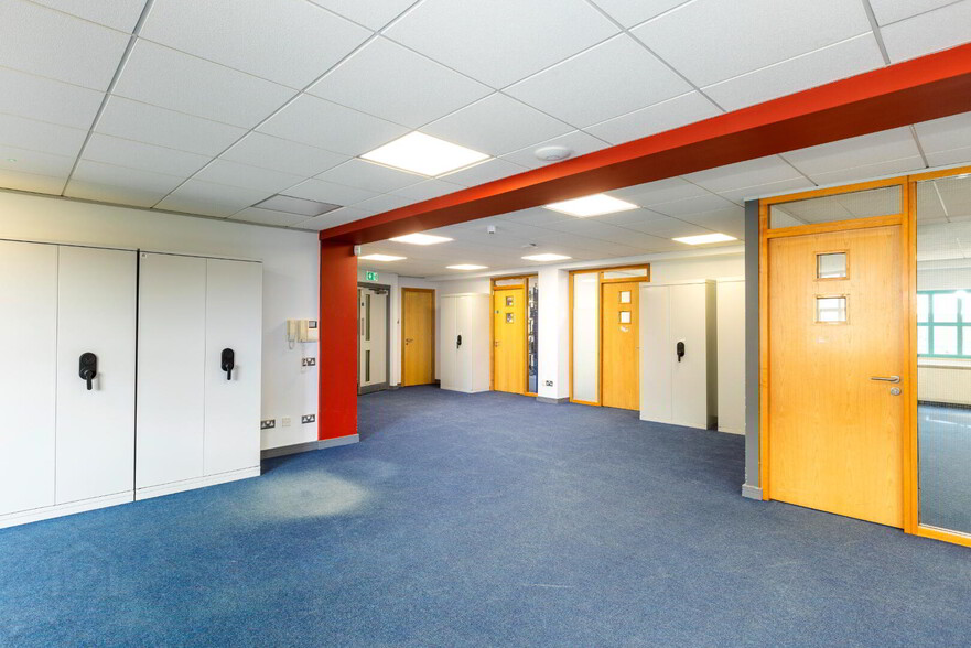 71-75 North St, Belfast for lease - Interior Photo - Image 3 of 9