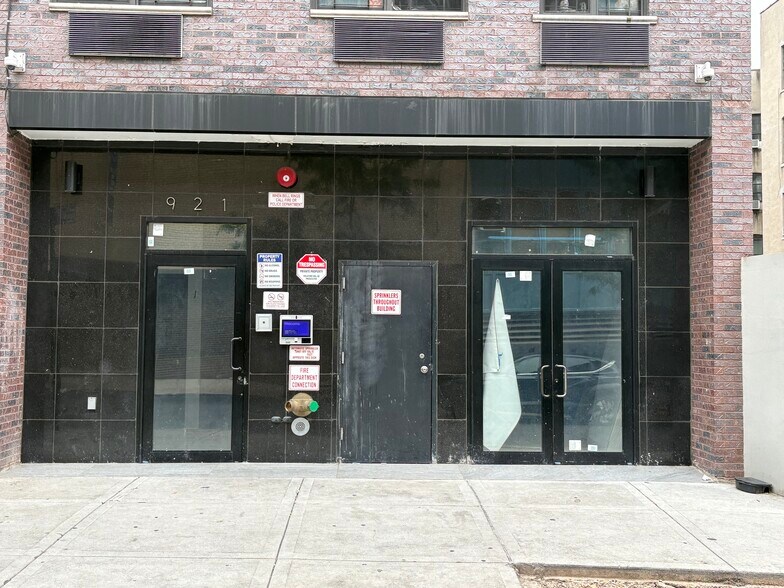 921 Eagle Ave, Bronx, NY à louer - Photo du bâtiment - Image 2 de 6