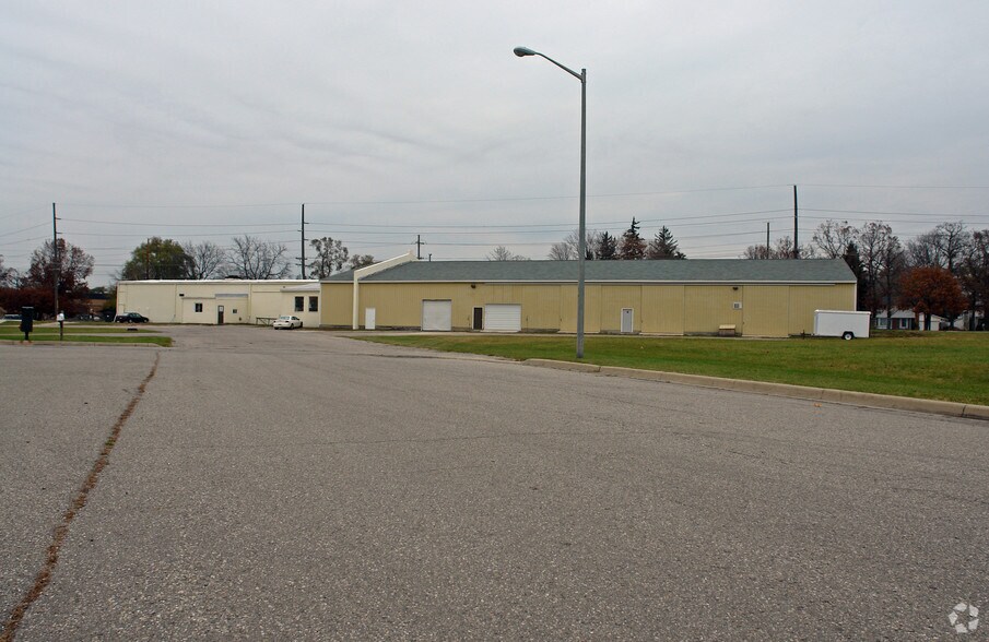 800 Rickett Rd, Brighton, MI à louer - Photo du bâtiment - Image 2 de 9